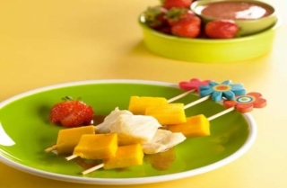 Brochetitas de mango y guanábana con coulis de fresas